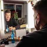 Bruno Knust in der Garderobe des Theater Olpketal