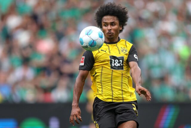 Karim Adeyemi blickt auf den Ball.