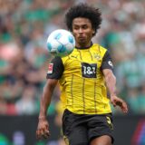 Karim Adeyemi blickt auf den Ball.