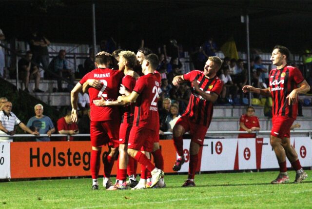 Alles wird gut: Die Spvgg. Erkenschwick feiert Christian Warnat und das 2:0 in Dülmen.