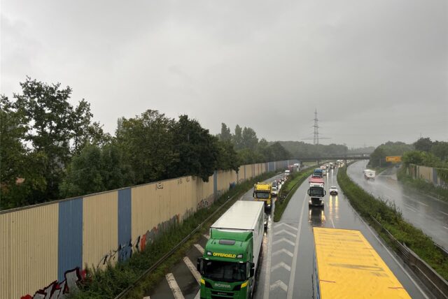 Stau auf der B236 in Dortmund nach einem Unfall.