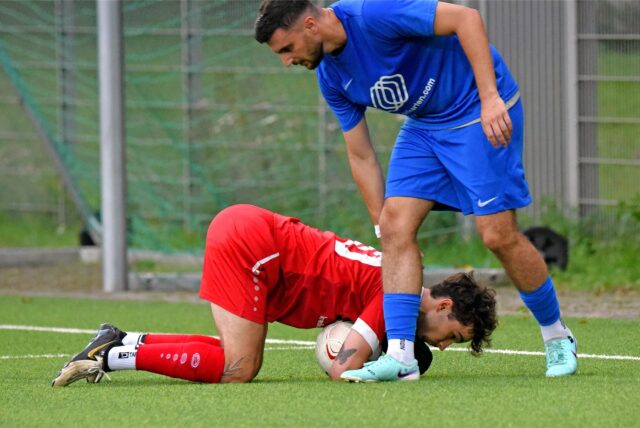 Tom Winkelmann sichert den Ball am Boden
