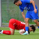 Tom Winkelmann sichert den Ball am Boden