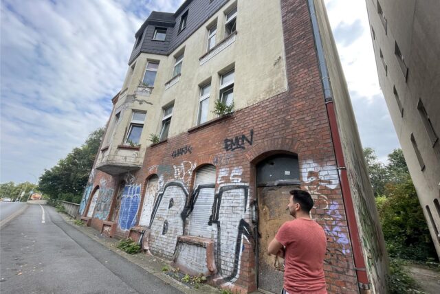 Ein Mann steht vor einem Gammelhaus an der Wittener Straße in Dortmund-Dorstfeld.