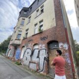 Ein Mann steht vor einem Gammelhaus an der Wittener Straße in Dortmund-Dorstfeld.