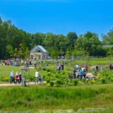 Im Natur- und Wasser-Erlebnis-Parks laufen Menschen über die Wege.
