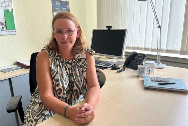 Vera Rusin sitzt an ihrem Schreibtisch.