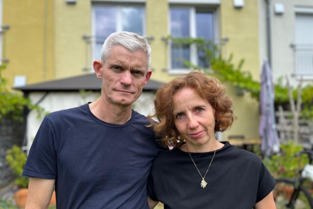 André Zimmer und Simone Hahm stehen im Garten hinter ihrem Haus in Dortmund-Hörde.