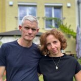 André Zimmer und Simone Hahm stehen im Garten hinter ihrem Haus in Dortmund-Hörde.