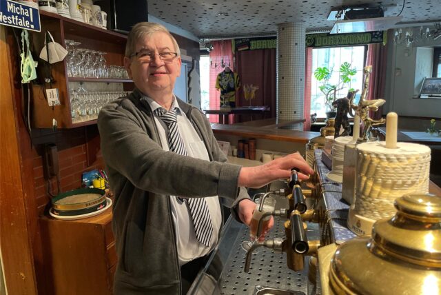 Der Wirt Michael Smajlovic steht in seiner Kneipe in Dortmund-Marten und zapft ein Bier.