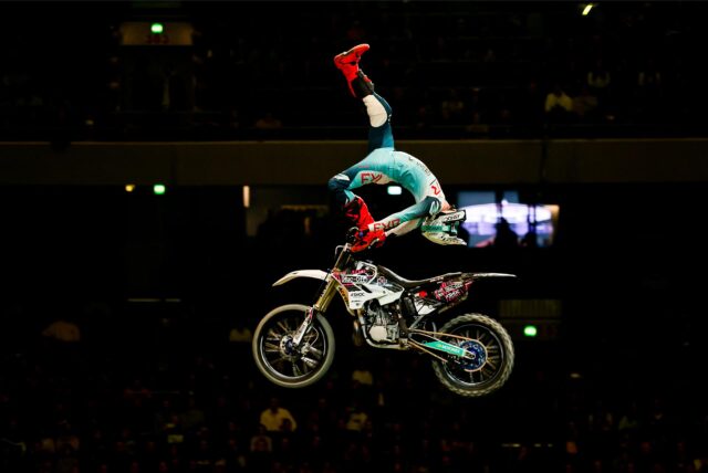 Eine spektakuläre Sprungszene vom ADAC Supercross im Januar 2023.