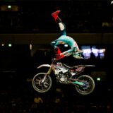 Eine spektakuläre Sprungszene vom ADAC Supercross im Januar 2023.