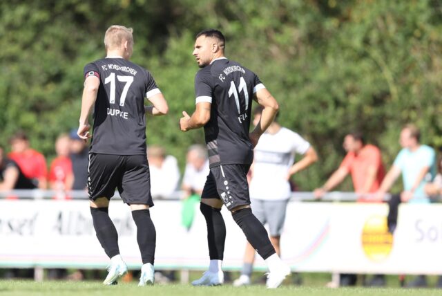 Zwei Spieler des FC Nordkirchen auf dem Platz.
