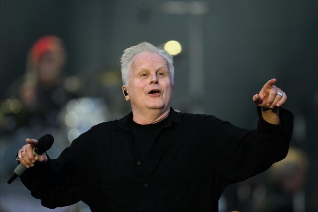 Herbert Grönemeyer performt auf einer Bühne.