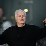 Herbert Grönemeyer performt auf einer Bühne.