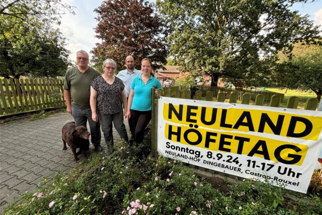 Ulrich und Ulrike Dingebauer sowie Daniel Kappel und Uta Dingebauer neben einem Transparent zum Höfetag an der Einfahrt zu ihrem Bauernhof an der Oststraße.