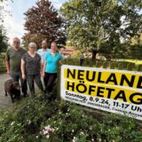 Ulrich und Ulrike Dingebauer sowie Daniel Kappel und Uta Dingebauer neben einem Transparent zum Höfetag an der Einfahrt zu ihrem Bauernhof an der Oststraße.