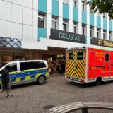 Vor der Parfümerie Douglas auf dem Altstadtmarkt in Recklinghausen stehen ein Einsatzfahrzeug der Polizei und ein Rettungswagen.