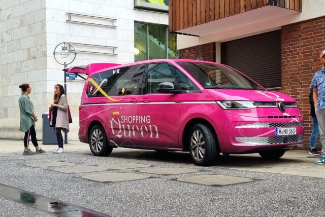 Der pinke „Shopping Queen“-Bulli.