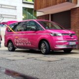 Der pinke „Shopping Queen“-Bulli.