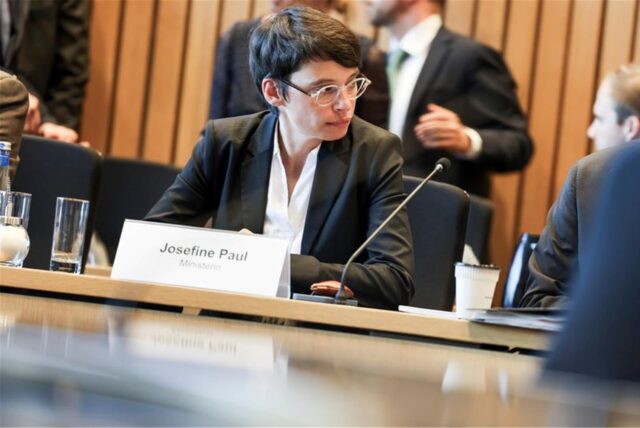 Josefine Paul (Bündnis 90/Die Grünen), Ministerin für Kinder, Jugend, Familie, Flucht und Integration in Nordrhein-Westfalen, sitzt vor der Sondersitzung der Ausschüsse für Inneres und Integration im Landtag NRW, zum mutmaßliche islamistischen Anschlag in Solingen, im Landtag.