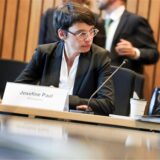 Josefine Paul (Bündnis 90/Die Grünen), Ministerin für Kinder, Jugend, Familie, Flucht und Integration in Nordrhein-Westfalen, sitzt vor der Sondersitzung der Ausschüsse für Inneres und Integration im Landtag NRW, zum mutmaßliche islamistischen Anschlag in Solingen, im Landtag.