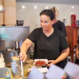 Mittagsgeschäft bei Wurst Willi in der Dortmunder City: Für Verkäuferin Monika Wolf und ihr Team bedeutet das immer viel zu tun.