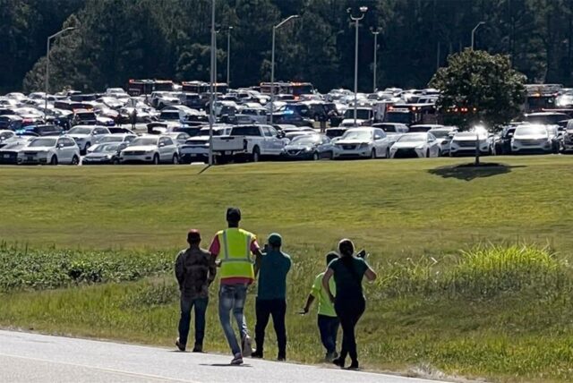 Schüler werden in das Football-Stadion evakuiert, nachdem der Schulcampus der Apalachee High School abgeriegelt wurde.