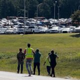 Schüler werden in das Football-Stadion evakuiert, nachdem der Schulcampus der Apalachee High School abgeriegelt wurde.