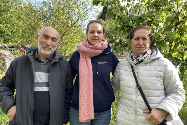 Die Dortmunder Huseyin Bas, Sonja Juretzki und Zekiye Özkan stehen in einem Garten in Dortmund-Dorstfeld.
