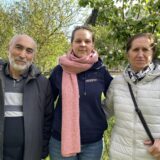 Die Dortmunder Huseyin Bas, Sonja Juretzki und Zekiye Özkan stehen in einem Garten in Dortmund-Dorstfeld.