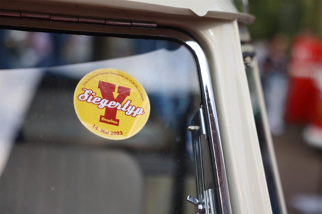 Ein Gelber Sticker mit der Aufschrift Ein Gelber Sticker mit der Aufschrift