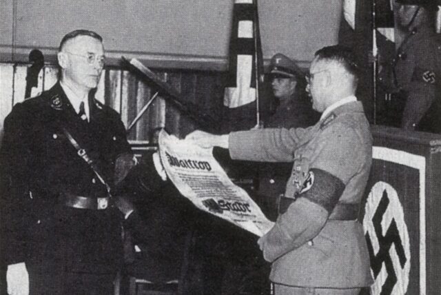 Im „Deutschen Haus“ an der Hochstraße überreichte NS-Gauleiter Dr. Meyer (r.) am 23. Februar 1939 die Stadturkunde an Waltrops Bürgermeister Dr. Apfelstedt.