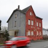 Montage des roten Hauses an der Werner Straße und eines Bildes von Inhaber Cevdet Karademir.