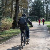 Ein Radfahrer fährt durch einen Park.