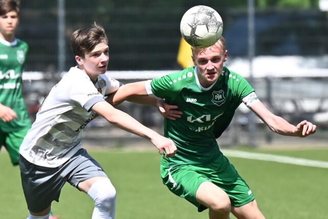 Nils Biebermann (r.), letztjähriger Kapitän in der U15 von GW Erkenschwick, war jüngst mit der B-Jugend der „Frösche“ in der ersten Kreispokal-Runde gegen TuS Haltern gefordert.