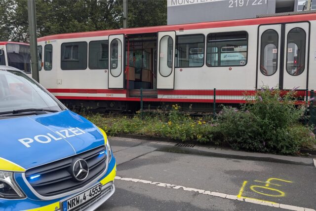 Ein Polizeiwagen steht nach einem Unfall mit einer Stadtbahn auf der Münsterstraße in Dortmund.