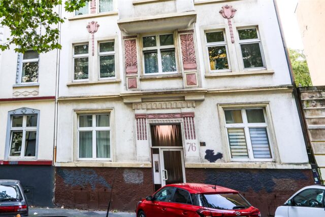 Foto des Mehrfamilienhauses in Dortmund an der Uhlandstraße, in dem eine Wohnung zwangsversteigert werden soll.