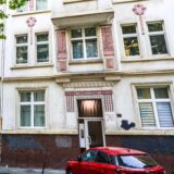 Foto des Mehrfamilienhauses in Dortmund an der Uhlandstraße, in dem eine Wohnung zwangsversteigert werden soll.