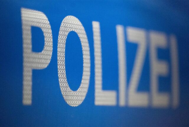 Der weiße Schriftzug „Polizei“ auf blauem Untergrund