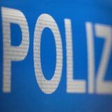 Der weiße Schriftzug „Polizei“ auf blauem Untergrund