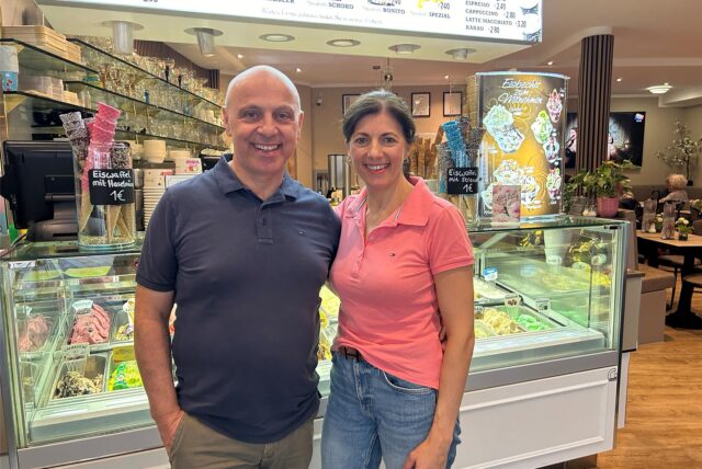 Nadio und Maria Calabrese stehen vor der Theke ihrer Eisdiele San Remo in Datteln.