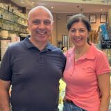 Nadio und Maria Calabrese stehen vor der Theke ihrer Eisdiele San Remo in Datteln.