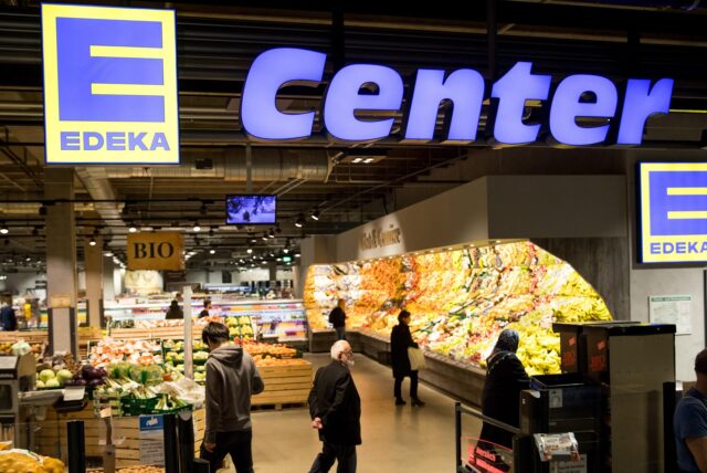 Kunden gehen durch eine Edeka-Filiale