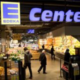 Kunden gehen durch eine Edeka-Filiale