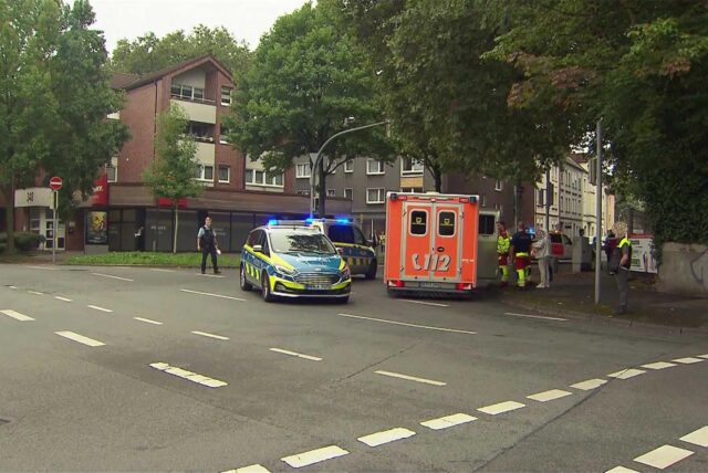 Polizei- und Rettungswagen stehen an einer Kreuzung im Dortmunder Westen.