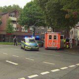 Polizei- und Rettungswagen stehen an einer Kreuzung im Dortmunder Westen.