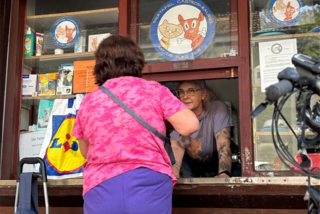 Süheyla Collinet in der Ausgabe der Tiertafel an der Victorstraße mit einer Kundin. Die Frau nimmt Katzenfutter mit, kann aber auf Nachfragen nicht reagieren. Sie spricht kaum Deutsch.