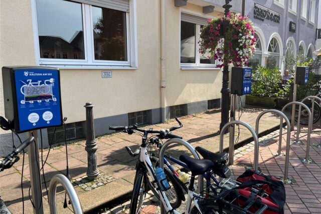 Defekte Ladesäulen für E-Bikes auf dem Markt in Haltern