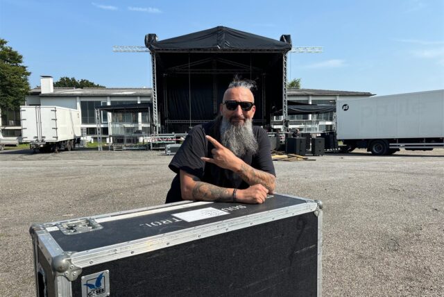 Michael Brauckhoff steht vor der „Rock am Hafen“-Bühne auf dem Saatbruchgelände in Recklinghausen